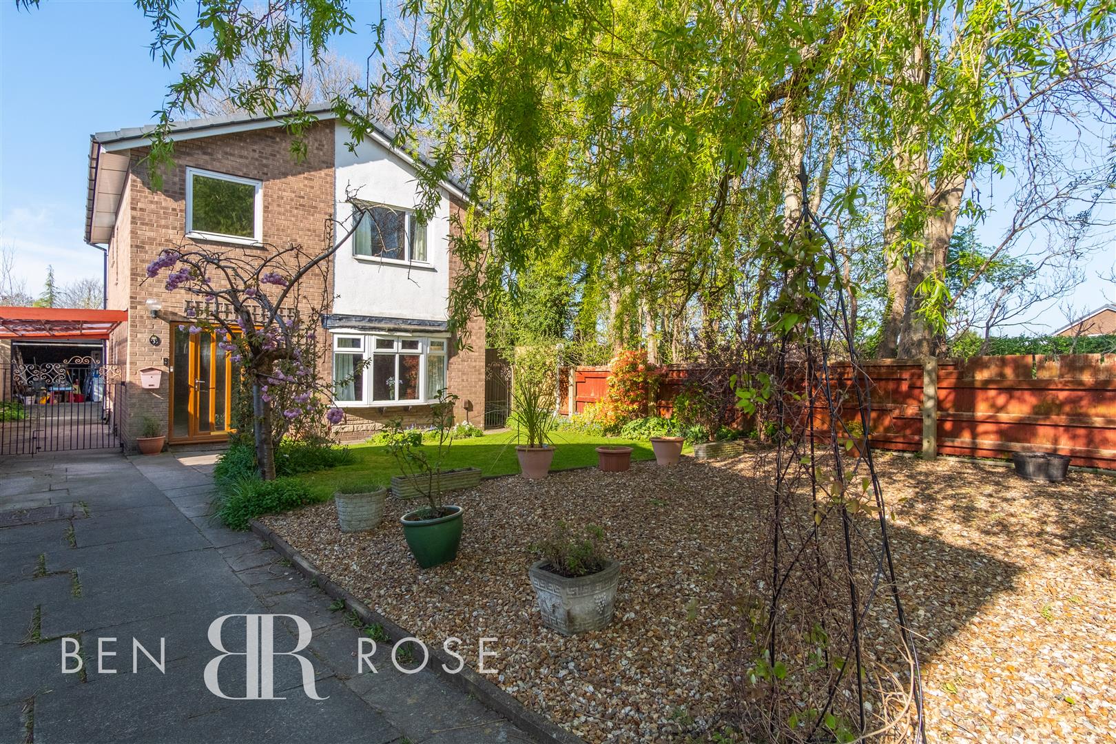 4 bed property in Stirling Close, Leyland